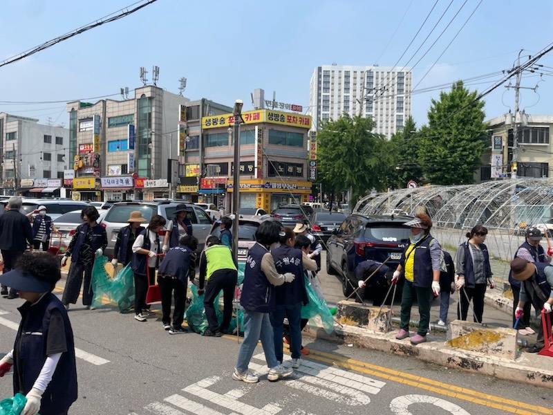(12-2) 구월4동 통장자율회, 복개천 공영주차장 일원 합동 환경정비.jpg