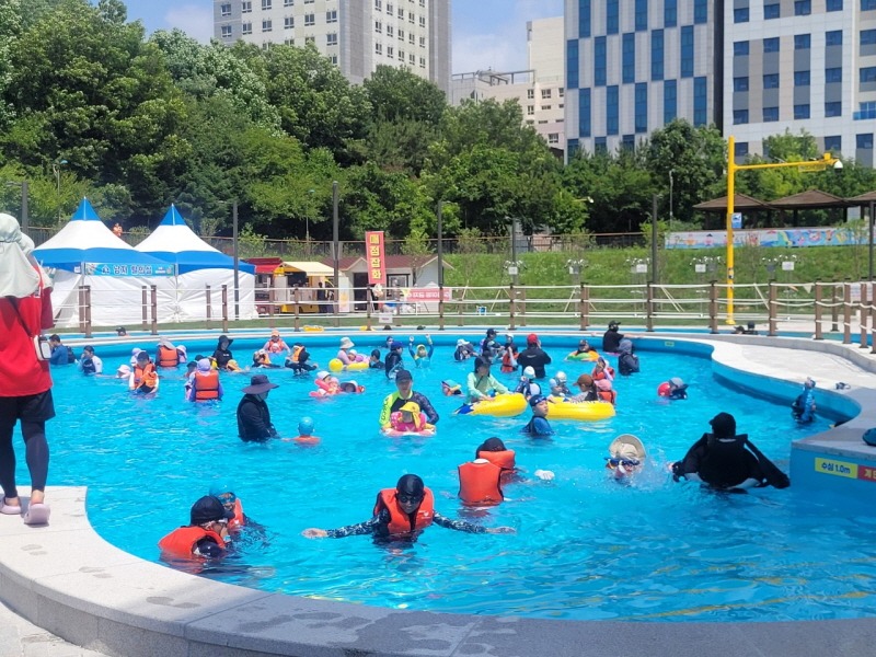 (1-３) 남동 물빛놀이터, 개장 첫 주말부터 인파 북적(성인풀).jpg
