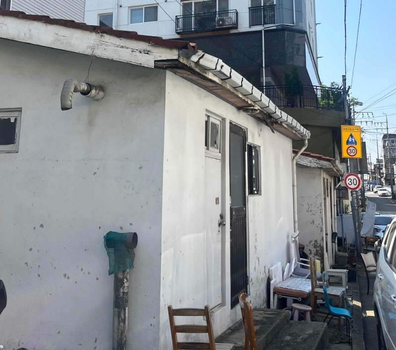(1-2)남동구, 방치된 빈집을 주차장과 휴게공간으로 조성(철거전).jpg
