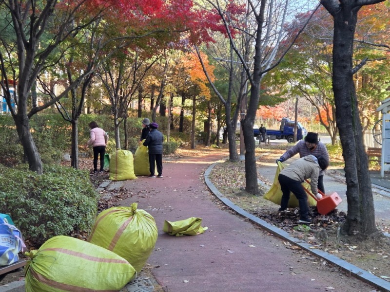 (12-2) 논현1동, 너른들공원과 인근 산책로 낙엽 정비.jpeg