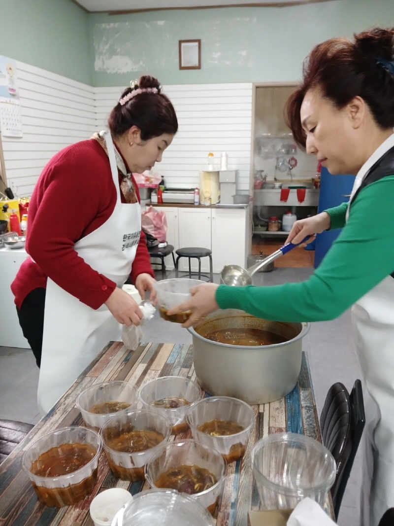 (9-2) 한국자유총연맹 간석4동분회， 매월 저소득 1인가구에 반찬 나눔.jpg