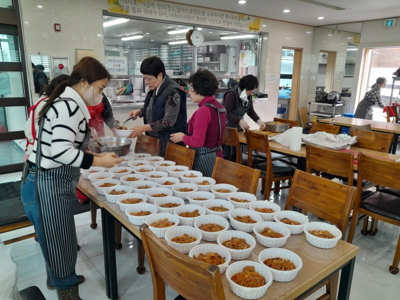 (11-2) 남촌교회, 돌봄취약계층 42세대에 밑반찬 제공으로 이웃나눔 실천.jpg