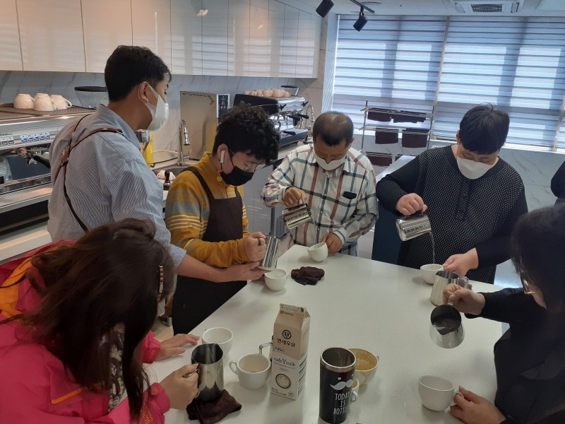 (1-2) 고령자‧소외계층을 위한 평생교육 프로그램 운영(장애인 등 소외계층 바리스타 과정).jpg