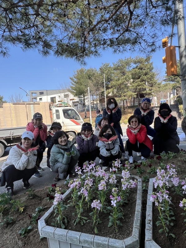 [회전](8-1) 논현2동, 봄초화 식재‘새봄맞이 꽃길 만들기’.JPG