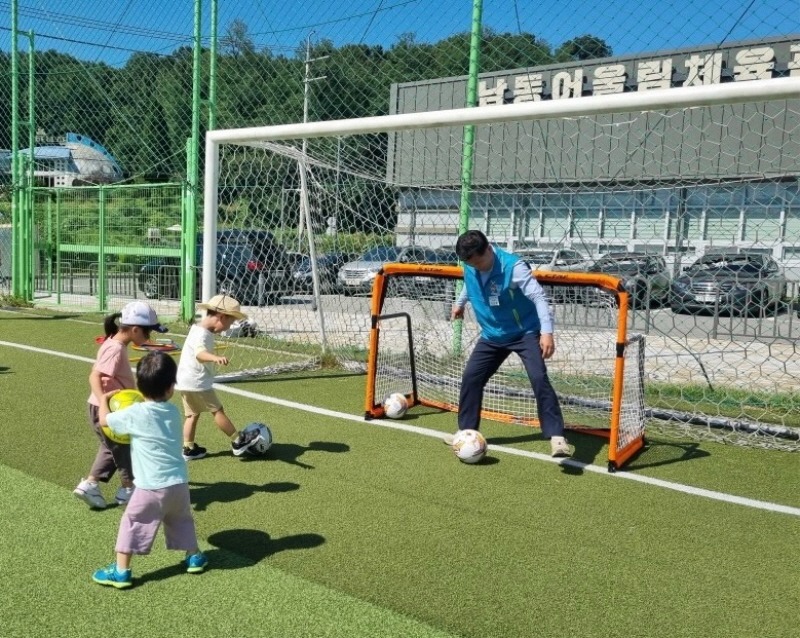 (4-2) 남동구,‘아빠와 함께하는 축구교실, 공으로 놀아요’운영.jpg