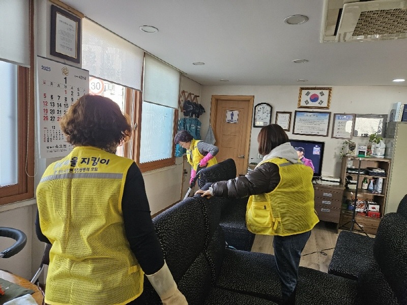 (5-2) 장수서창동 통장자율회, 새해맞이 장수 경로당 대청소 실시.jpg